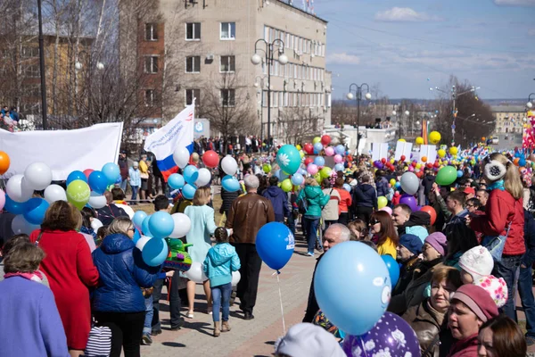 Una Multitud Personas Caminando Por Ciudad Rusia Berezniki Mayo 2018 — Foto de Stock