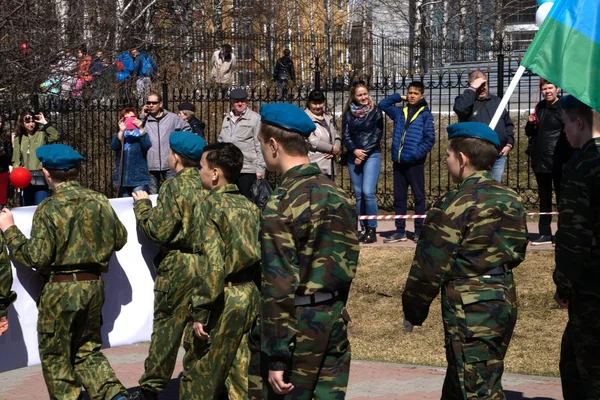 Berezniki Rusia Mayo Jóvenes Soldados Paracaidistas Rusos Saludan Comandante Desfile — Foto de Stock