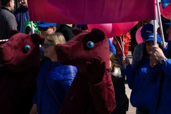 Dva Muži Medvěd Kostým Městě Den Ochrany Zvířat Festival Zábavy — Stock fotografie