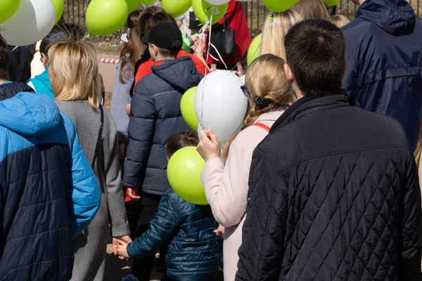 Viele Menschen Zeigen Mit Den Armen Auf Den Sänger Der — Stockfoto