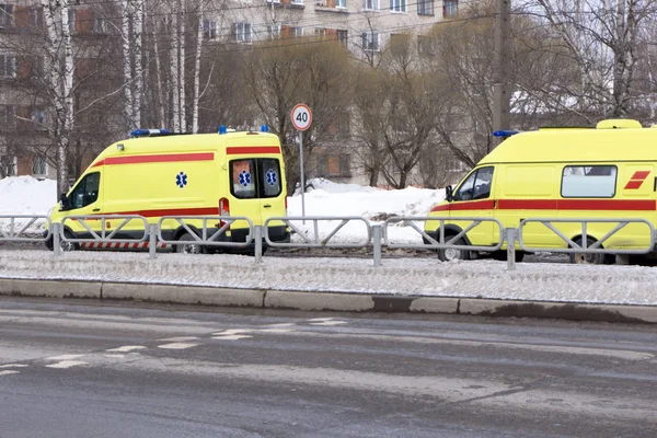 Gelber Krankenwagen Auf Der Straße Der Stadt — Stockfoto