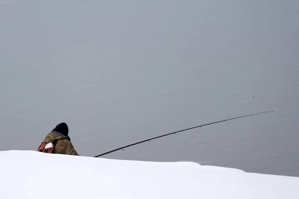 Зимняя Рыбалка Реке Берега Силуэт Рыбака Холодную Снежную Зиму Концепция — стоковое фото