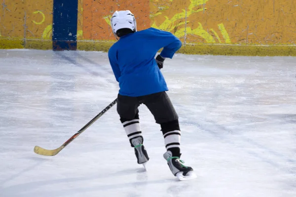 Pequeño Jugador Hockey Aislado Sobre Fondo Blanco —  Fotos de Stock