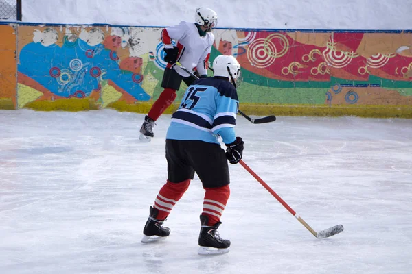 Eishockeyspieler Schießt Den Puck Und Greift — Stockfoto