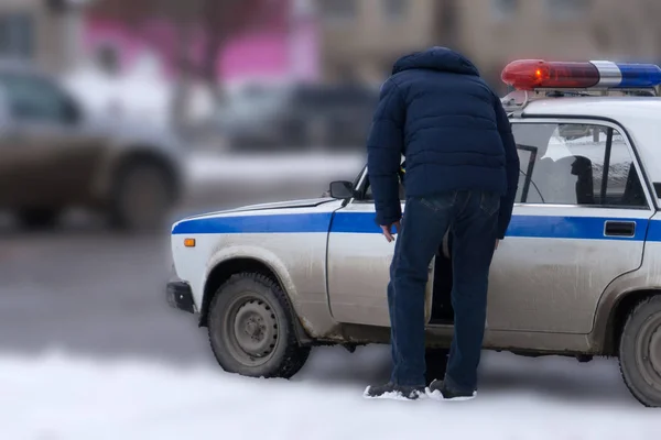 Policier Tient Près Voiture Police Circulation Surveille Les Zones Piétonnes — Photo