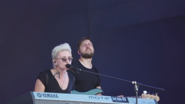 Coverband Spielt Der Musiker Keyboards Ein Konzert Der Popgruppe Russland — Stockvideo