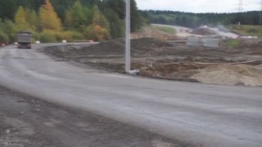 Yolun yanındaki kum inşaat sapıyoruz. yolda hareket. ĠġLERĠ .