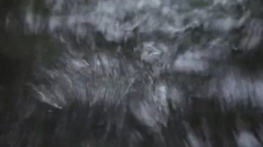 nehirde, hareket su akan su .