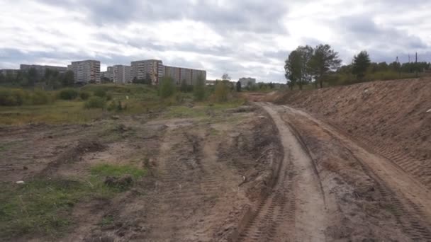 Auf Dem Modernisierten Straßenabschnitt Stadtrand Ohne Stabilisator — Stockvideo