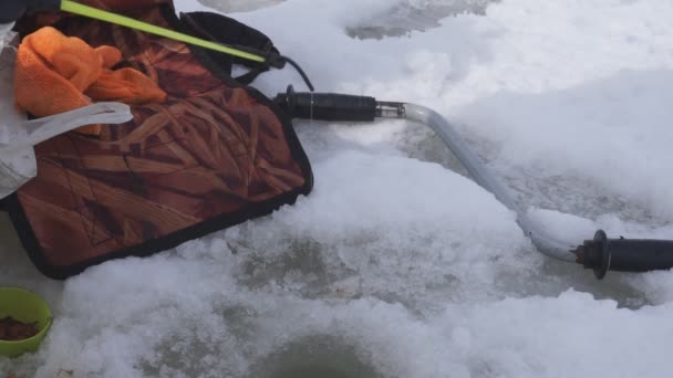 Angelrute Fluss Winter Auf Eis Der Nähe Loch Angelrute Winter — Stockvideo