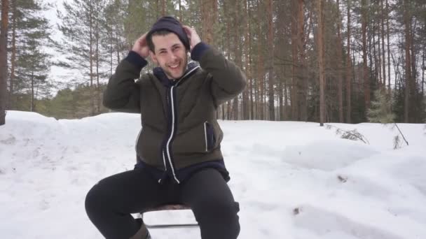 Joven Dedica Época Invierno Naturaleza Levanta Una Pesada Barra Persona — Vídeo de stock