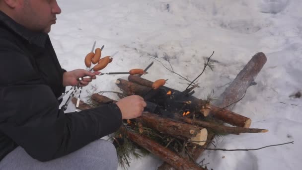 在一串肉和烤架上均匀地纺成块 覆盖着褐色的地壳 来自煤的烟雾 露天烧烤 — 图库视频影像