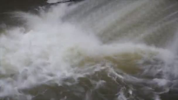 La cascade sur la rivière est l'une des plus grandes cascades avec une énorme capacité d'eau. Gros plan sur l'eau .