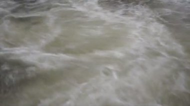 Ekoloji arka plan patlama aşağı düşen beyaz dağ dere su .