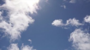 büyük, Bina bulutlar ve arkasında parlayan güneş ışınları ve sonunda bulut ile kitle kırma günbatımı güzel doğa.