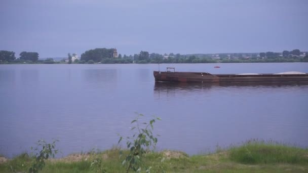 Boční Pohled Červené Nákladní Lodi Plovoucí Moři Zpomalené — Stock video