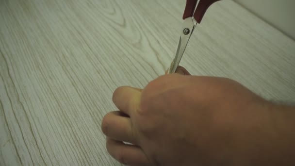 女性の足に爪を切る — ストック動画