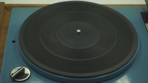 Bir Turntable Üstten Görünüm Dönen Vinil — Stok video