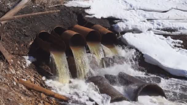 Σκουριασμένος Σωλήνας Βιομηχανικών Υγρών Αποβλήτων Στον Ποταμό — Αρχείο Βίντεο