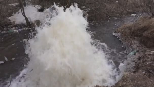 壊れた下水道下水道マンホール付近からの水の流れ — ストック動画