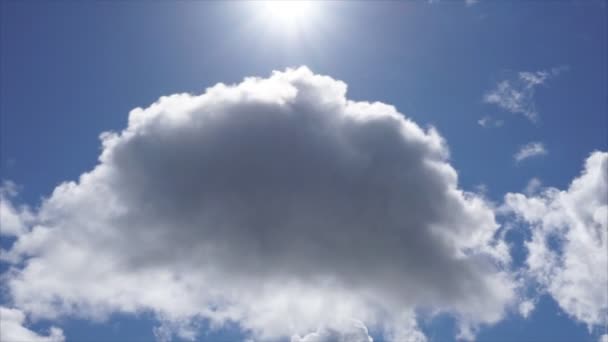 Sorunlu Gökyüzünde Bulutlar Hareket Ediyor — Stok video