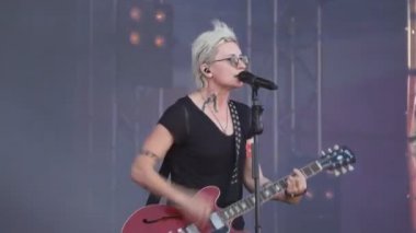 Güzel bir kadının bir bant ile sahnede şarkı kadeh kapatın. Rusya BEREZNIKI 14 Temmuz 2018 .