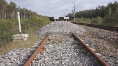 Kırsal kesimde küçük istasyon için gelen yolcu treni yan görünüm, yakın boş demiryolu parça .