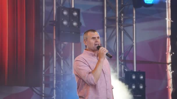在一场摇滚音乐会上表演时 闷闷不乐的人在话筒里唱了一首歌 特写人 俄罗斯 Berezniki 2018年7月14日 — 图库视频影像
