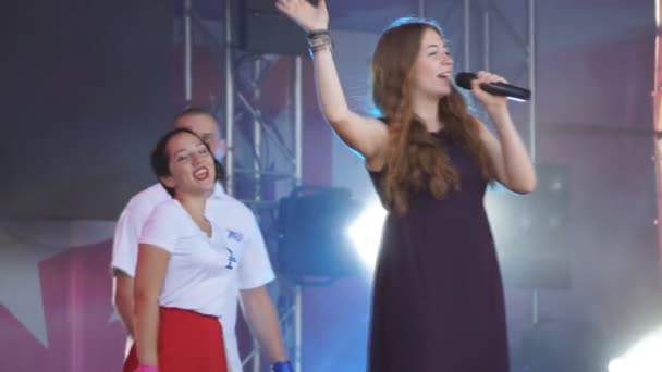 Gadis Berambut Merah Yang Cantik Bernyanyi Dan Menari Penyanyi Konser — Stok Video