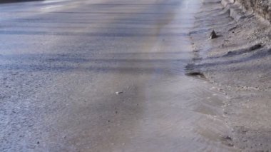 Bahar akışı asfalt akan. Eriyen kar bahar. Döngü .