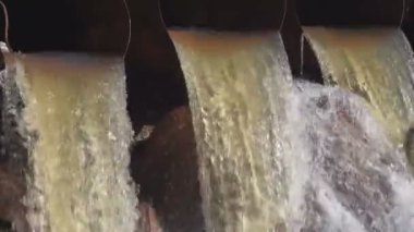 bir borudan kirli su akar .