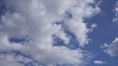 Bulutlar Looop üzerinden uçan .