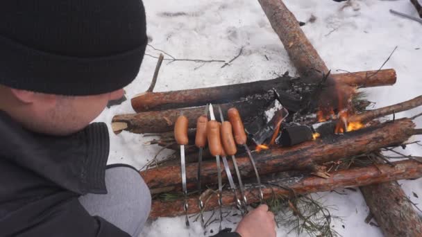 Hot Dogs Rostning Över Lägerelden Närbild — Stockvideo