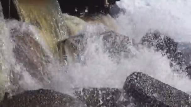 Wasser Aus Alter Rostiger Wasserleitung Ausgelaufen — Stockvideo