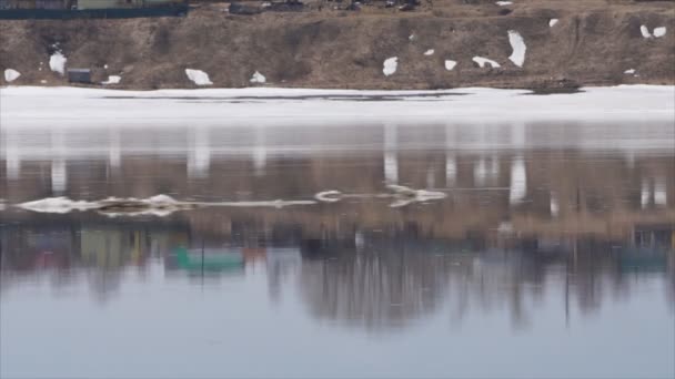 Πιτσίλισμα Νερού Στο Κρύο Ποτάμι Και Ρέει — Αρχείο Βίντεο