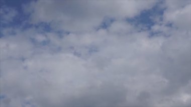 Çalışırken, yumuşak, kabarık cennet gri karanlık bulutlar akşam. Ağır yağmur bulutları önce A fırtına mavi bulutlar gökyüzü, Video kalitesi, yüksek defination, slowmotion.