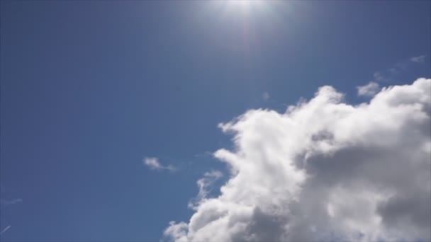 Clip Nubes Esponjosas Blancas Sobre Cielo Azul — Vídeo de stock