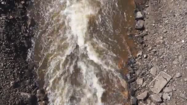 Barrage est un barrage débordant d'eau beaucoup. Comme l'eau tombe d'une hauteur. Pression énorme de l'eau pour s'écouler dans le puits .
