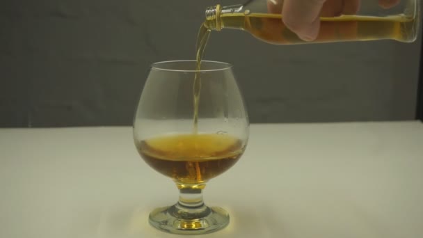 Whisky Wordt Gegoten Glas Slow Motion — Stockvideo