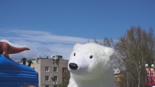 Eisbärenköpfe Und Fröhliche Nachtschwärmer Marschieren Und Tanzen Karneval Mit Kostümen — Stockvideo