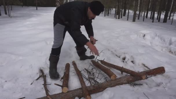 Человек Бросает Дрова Время Приготовления Дров Зиму — стоковое видео