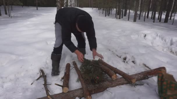 Traveler Tända Eld Med Flinta Starta Eld Med Firesteel — Stockvideo