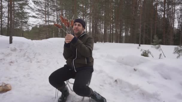 Жарящие Сосиски Костре Зимнем Лесу — стоковое видео