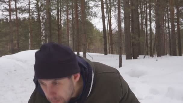 Obiad Zimowym Lesie Człowiek Zje Kiełbasy Patyku — Wideo stockowe