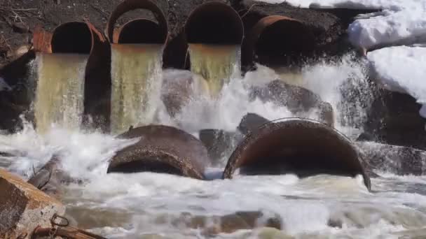 鉄で作られた大きな 古いトランペット それが流れ込む水も汚れや有害です — ストック動画