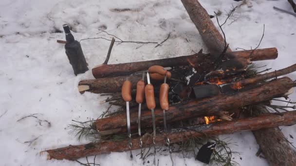 Irreconocible Hombre Freír Deliciosas Salchichas Jugosas Parque Cubierto Nieve — Vídeo de stock