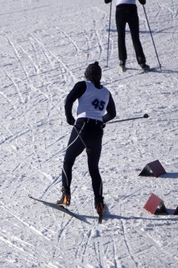 Kayakçı yüksek dağlarda oynamak teens top sürme