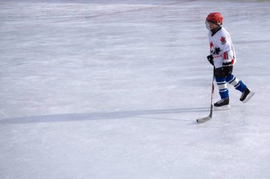 Profesyonel hokey oyuncusu portresi. Beyaz - Rusya BEREZNIKI 13 Mart 2018 izole