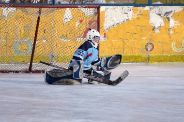 Hokey oyuncuları vuruyor puck ve saldırılar