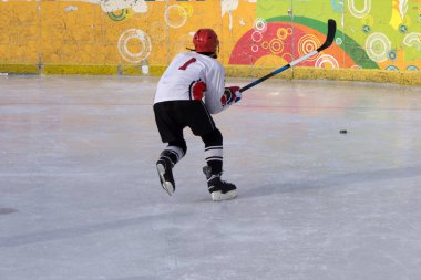 Buz hokeyi oyuncusu sopayla tekmeliyor